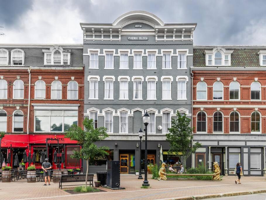 Historic Hotel, King Bed, Market Square View, Room # 201
